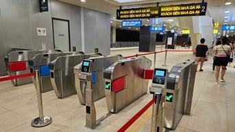Người dân đã có thể dùng thẻ ATM để đi metro số 1