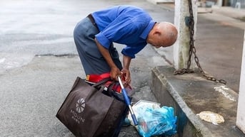 Cho tiền tôi cũng không lên nữa!