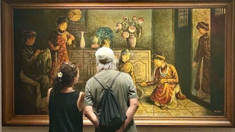 예술가 Nguyen Thanh Hai의 그림 속 매력적이고 우아한 젊은 여성