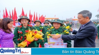 Phó Bí thư Thường trực Tỉnh ủy, Chủ tịch HĐND tỉnh Nguyễn Đăng Quang dự lễ giao nhận quân tại huyện Vĩnh Linh