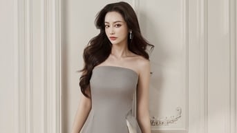 Ngời khí chất, thể hiện phong thái chuyên nghiệp với thời trang tối giản