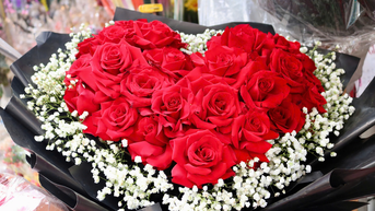 Ngày Valentine: Hoa hồng được bày bán nhiều, người bán ngóng chờ khách mua