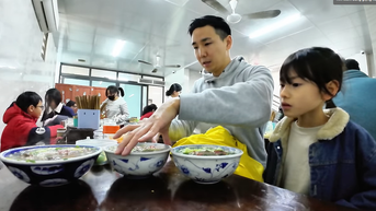 Khách Nhật xếp hàng chờ ăn món phở ở xa trung tâm Hà Nội, nức nở khen ngon