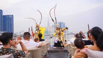 Hào hứng với hát bội trên sông Sài Gòn