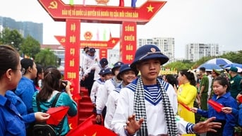 Sinh viên đang học đại học, cao đẳng có phải đi nghĩa vụ quân sự không?
