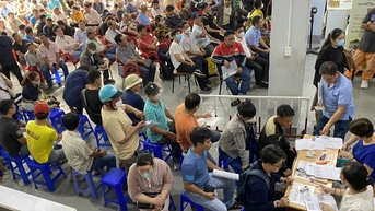 Đổi giấy phép lái xe ở TPHCM: Xếp vòng trong vòng ngoài, mới 7h đã hết số thứ tự