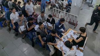 Người dân rồng rắn đi cấp đổi giấy phép lái xe