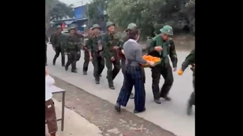 Bắt gặp bộ đội hành quân, chủ cửa hàng bán trái cây làm chuyện xúc động