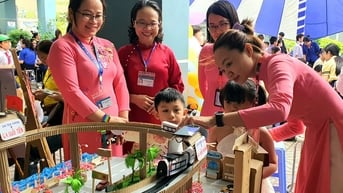 Bất ngờ với đồ dùng dạy học tự làm của giáo viên mầm non