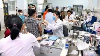 Nhiều người dân chủ động đi tiêm vắc-xin ngừa cúm