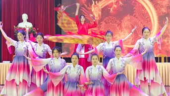 Sinh viên 'trái ngành' múa cổ trang, nhảy hiện đại 'hút mắt' nghìn người