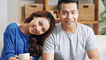Vợ chồng yêu thương nhau qua những hành động nhỏ hàng ngày