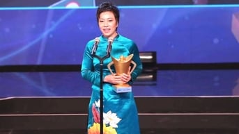 ‘Bông hồng thép’ Nguyễn Thị Nhung được bắn súng thế giới trao món quà rất đặc biệt