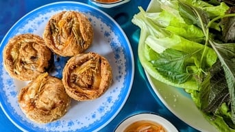 Giờ tụi nó lớn rồi, có tiền, ngày giỗ cha vẫn mua bánh cống về thắp hương