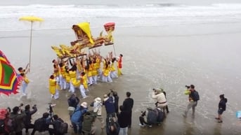 Trai làng biển vác 'kiệu bay' trong màn chạy ói, chen nhau 'cướp' lộc tại Lễ hội Đền Cờn