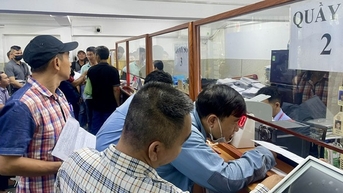 Người dân TP HCM đổ xô đi đổi giấy phép lái xe