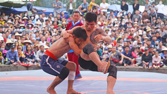 Hội làng hạ cao thủ MMA, đô vật cầm xô, bao tải hứng 'mưa' tiền