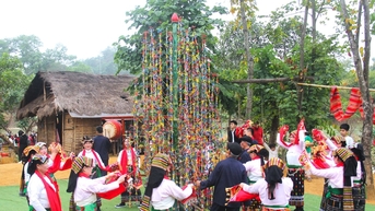 Sắc xuân ở Làng Văn hóa