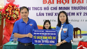 Thanh niên cơ quan Thông tấn xã Việt Nam trao tặng thiết bị thông minh cho học sinh vùng cao Phú Yên