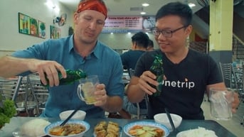 Khách Tây uống cạn bát nước mắm khi lần đầu thử bún chả Việt Nam