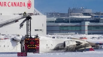 Máy bay chở 80 người lật ngửa bụng khi hạ cánh ở Canada