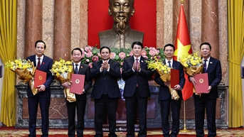 Chủ tịch nước Lương Cường trao quyết định bổ nhiệm các Phó Thủ tướng và Bộ trưởng