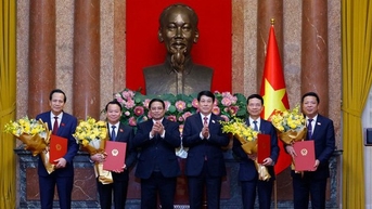 루옹끄엉 대통령은 2명의 부총리와 4명의 장관에게 임명 결정서를 제출했습니다.