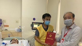 Trao bằng tốt nghiệp danh dự cho nam sinh bị bệnh hiểm nghèo