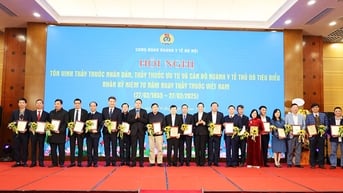 Hà Nội tôn vinh 227 cán bộ y tế tiêu biểu