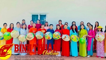 Tôn vinh áo dài Việt