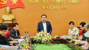 Đồng chí Trần Đức Thắng kiểm tra công tác chuẩn bị đại hội điểm Đảng bộ xã Cao An