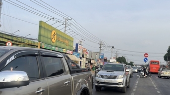 Người dân nườm nượp trở lại Đồng Nai, TP HCM chiều mùng 4 Tết
