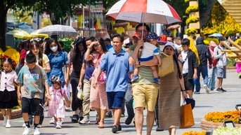 Nắng oi bức, người dân vẫn tranh thủ 'check-in' đường hoa Nguyễn Huệ ngày cuối