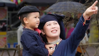 Mẹ người Dao kể hành trình đưa con 4 tuổi đi phượt ngày Tết với xe máy cũ