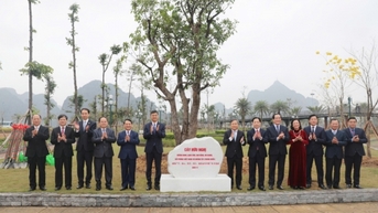 Trồng cây hữu nghị Việt Nam - Trung Quốc tại Công viên Hoa Hạ Long
