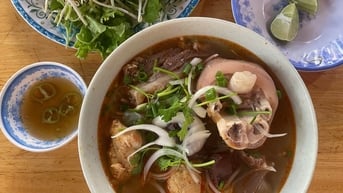 Trời ơi, bún bò Huế như thế này mới đúng vị Huế chứ!