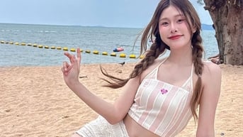 Thời trang biển thêm sắc màu với áo hai dây và chân váy ngắn đáng yêu