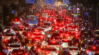 Chật vật trong mưa lạnh, người dân ở Hà Nội nhích từng mét về nhà