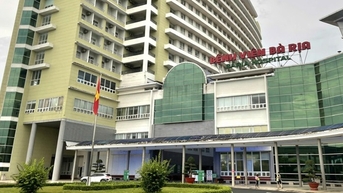 បុរសម្នាក់លោតពីលើមន្ទីរពេទ្យជាន់ទី ១៣