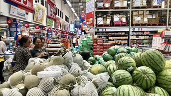 Trái cây nội và ngoại trên 'đường đua' giá rẻ