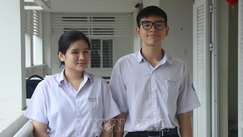 Học sinh lớp 11 sáng tạo mô hình tự động phân loại rác thải dùng năng lượng mặt trời