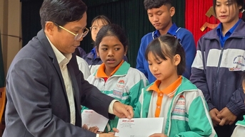 Chương trình "Tự hào cờ Tổ quốc" đến huyện Lạc Dương