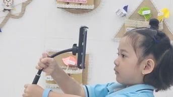 Độc đáo trẻ mầm non quét mã QR để học và chơi