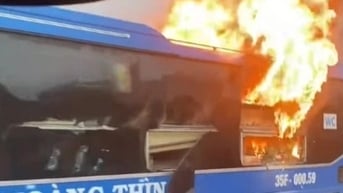 Xe khách bốc cháy dữ dội trên quốc lộ, nhiều người thoát nạn