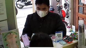 Nữ nhân viên bật khóc khi phát hiện bị lừa đảo trong chớp mắt