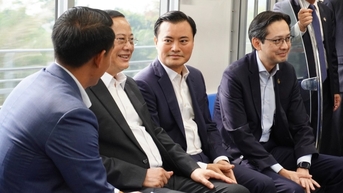 Thủ tướng Lào đi tàu metro Bến Thành - Suối Tiên