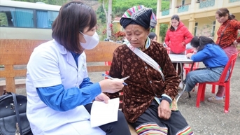 Khám bệnh, cấp thuốc miễn phí cho người nghèo và đồng bào dân tộc thiểu số tại Nghệ An