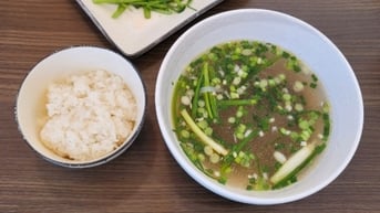 Phản ứng của khách Hàn lần đầu ăn cơm chan nước phở