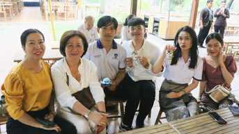 Mẹ Việt đỡ đầu sinh viên Lào: Nhà có 6 con, thỉnh thoảng lên tới 20 đứa