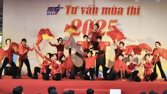 Tiết mục văn nghệ của học sinh 'đốt cháy' sân khấu Tư vấn mùa thi